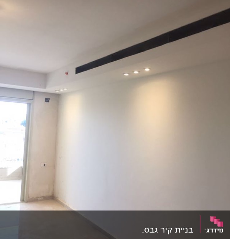 קיר צבוע עם תאורה שקועה בתהליך שיפוץ